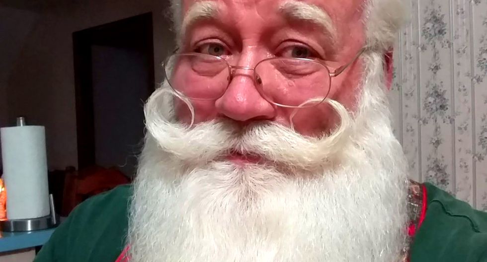 Eric Schmitt hace de "Santa" más de 80 veces al año. Ir a visitar al pequeño, era un acto noble y que le cambiaría la vida. (Foto: Difusión)