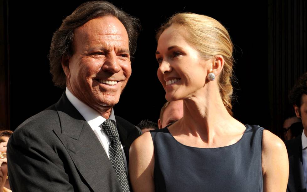 Julio Iglesias y Miranda Rijnsburger, en Marbella, en 2008.