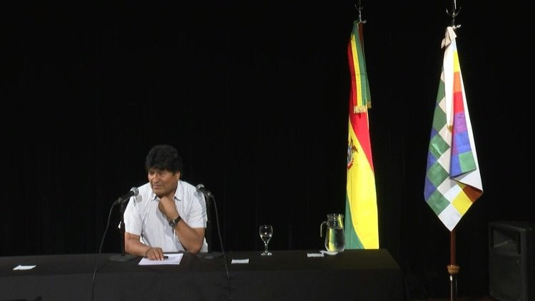 El ex presidente boliviano Evo Morales, refugiado en Buenos Aires, señaló que un equipo integrado por el célebre jurista español Baltasar Garzón luchará contra la orden de detención emitida en su contra por parte del gobierno de transición de su país (AFP)