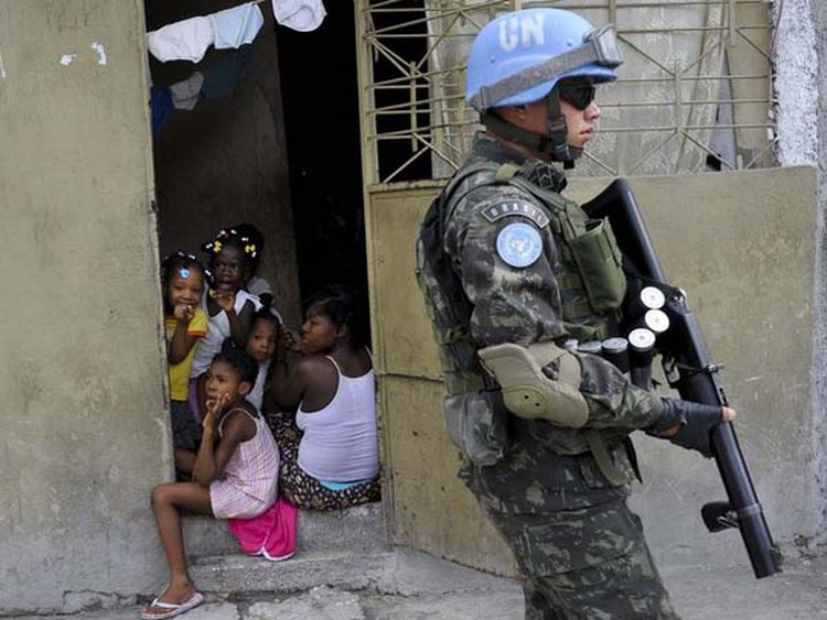 Un soldado de la Minustah patrullando en Cité Soleil, Haití. (Reuters)
