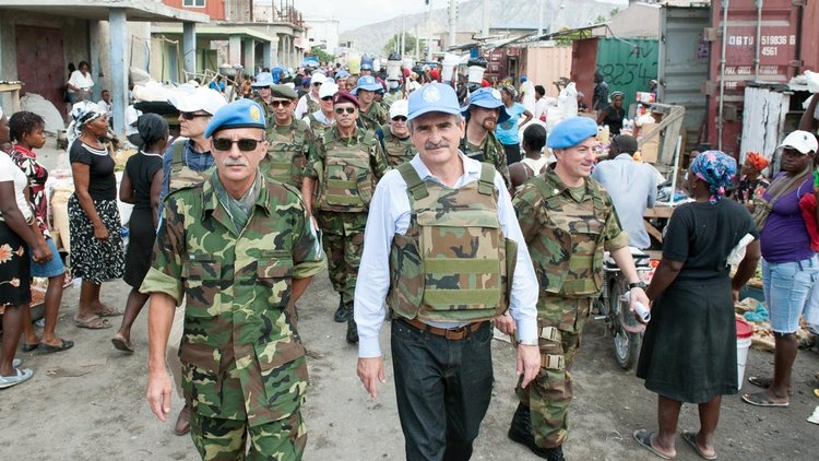 El ministro de Defensa argentino, Agustín Rossi, en una visita a los cascos azules de su país estacionados en Haití.