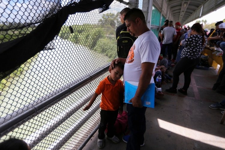 La delincuencia organizada ha aprovechado la presencia de los migrantes: familias enteras, muchas veces con niños, son tratadas como mera mercancía o cual cajeros automáticos andantes, listos para alimentar sus negocios criminales. (AP Foto/Fernando Llano)