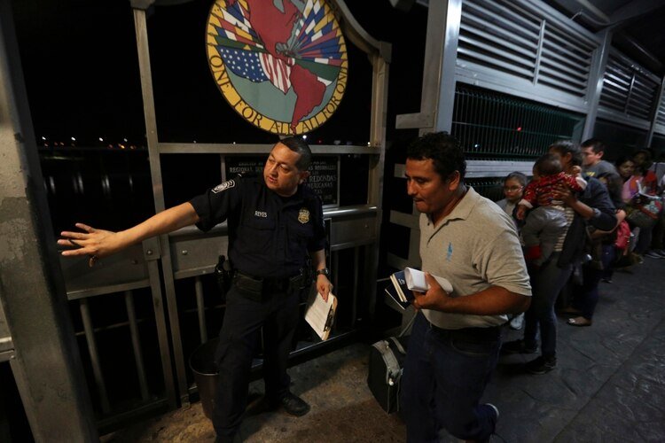 En esta foto del 17 de septiembre de 2019, un agente de la Patrulla Fronteriza señala a dónde ir a una familia migrante nicaragüense que está aplicando para pedir asilo en Estados Unidos. (Foto: AP/Fernando Llano)