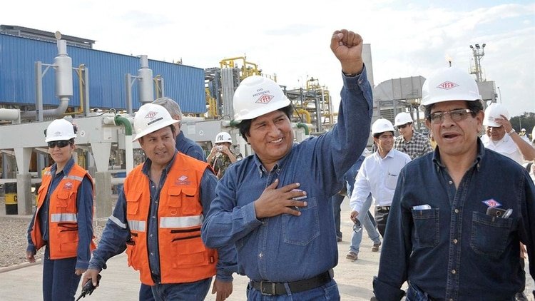 El ex presidente Evo Morales durante una visita a una planta de Yacimientos Petrolíferos Fiscales Bolivianos (YPFB). El nuevo titular de la empresa estatal de hidrocarburos dijo que 