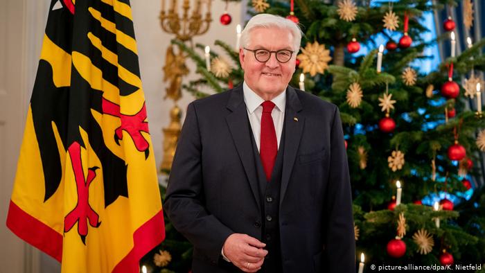 !!! SPERRFRIST BEACHTEN !!! - Berlin | Fototermin zur Weihnachtsansprache des Bundespräsidenten Frank-Walter Steinmeier (picture-alliance/dpa/K. Nietfeld)