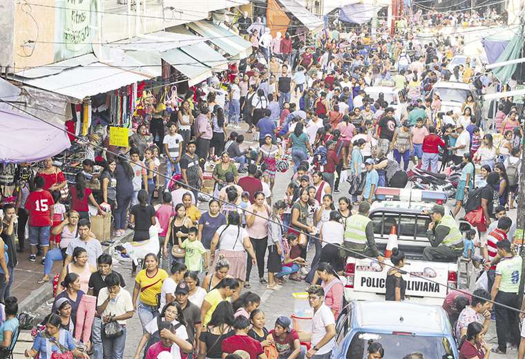 En las calles aledañas a la Feria Barrio Lindo también hay caos constante. Según los vecinos, se demora hasta una hora en salir de la zona. Foto: Fotos: Hernán Virgo y Jorge Uechi