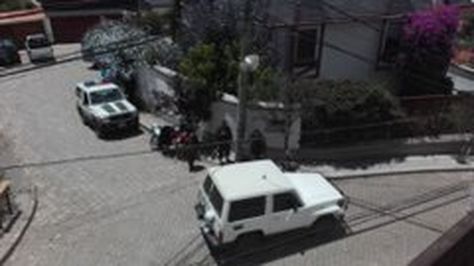 Una fotografía de la vigilancia a la embajada de México en La Paz publicada por el diputado federal Diego del Bosque en su cuenta en Twitter.