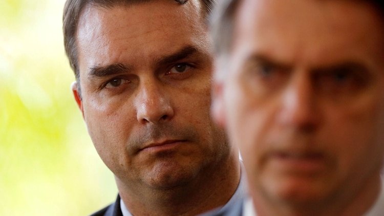 Flávio y Jair Bolsonaro (Reuters)