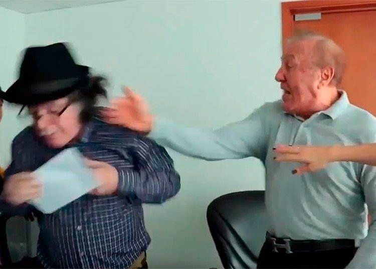 Imagen del bofetón que el alcalde Rodolfo Hernández le propinó al concejal John Jairo Claro en su oficina después de que este último lo acusara de corrupción. 
