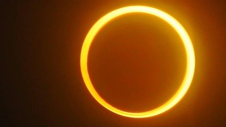Desde Arabia Saudita hasta Omán, pasando por India y el Sudeste Asiático, numerosos amantes de la astronomía pudieron observar el jueves un inusual eclipse de tipo 