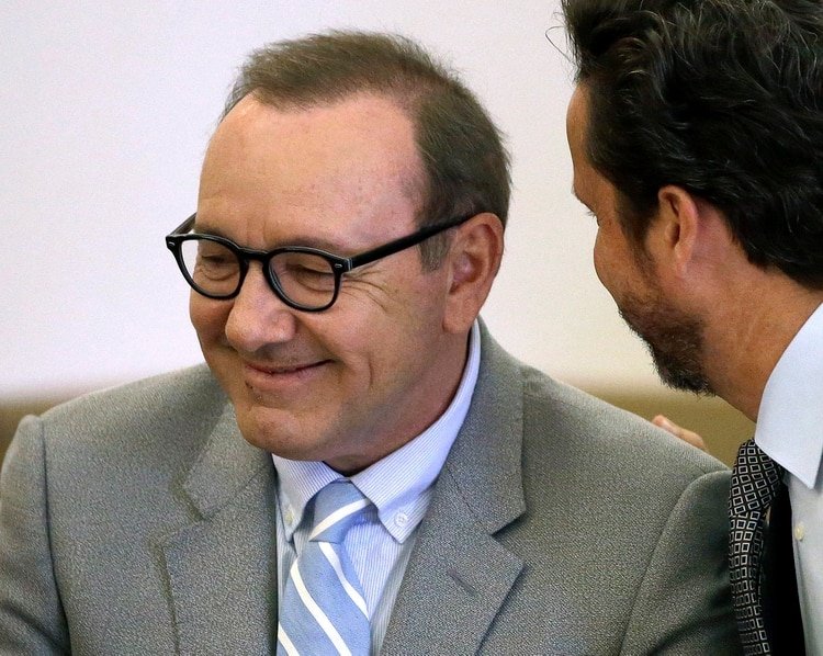 Las risas de Kevin Spaceyy con su abogado Alan Jackson durante la audiencia en Nantucket, Massachusset. El ganador del Oscar está acusado de agredir a un joven en 2016 Foto: (AP Photo/Steven Senne)