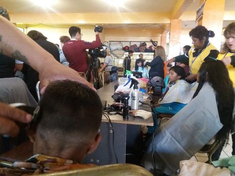 Personal de la iglesia Monte de Oración cortan el cabello a personas en situación de calle de La Paz.