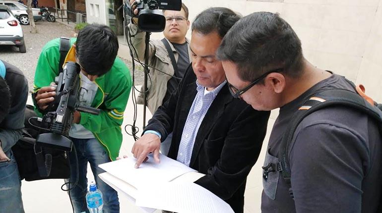 Jaime Cornejo (centro), presidente de Aurora, muestra la documentación. | Gabriel Caero