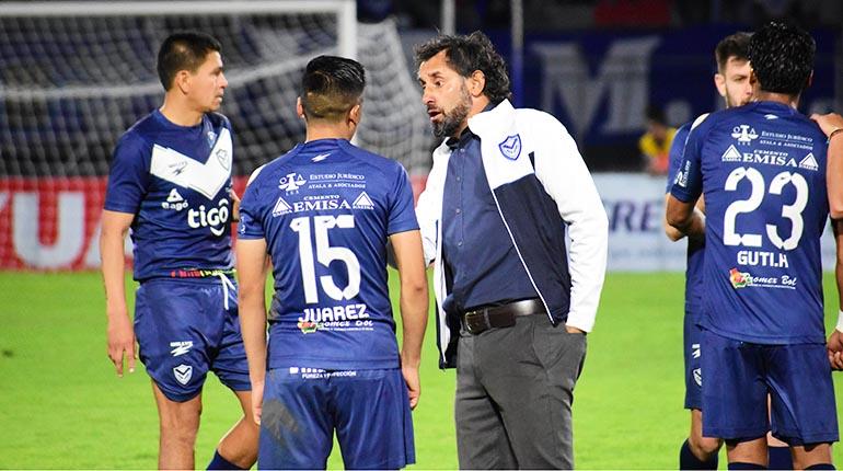 Miguel Ponce (der.), DT de San José. | Carlos López