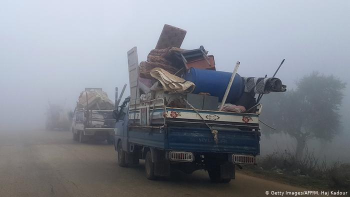 Habitantes de Idlib buscan otro refugio. Los que tienen más suerte llevan sus enseres.