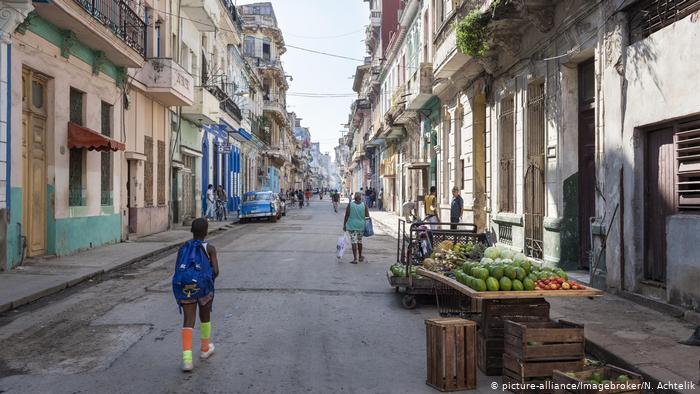Buscarse el pan diario por cuenta propia es duro en todo el mundo, pero el régimen cubano lo hace aún más difícil.