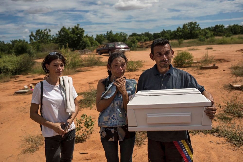 Roberto Parra lleva los restos de su hijo Matías Alejandro junto a su esposa María Isabel Parra y su hija Alejandra Parra en el cementerio municipal de San Sebastián antes de enterrarlo en Maracaibo, Venezuela, el 27 de noviembre de 2019 (AP)