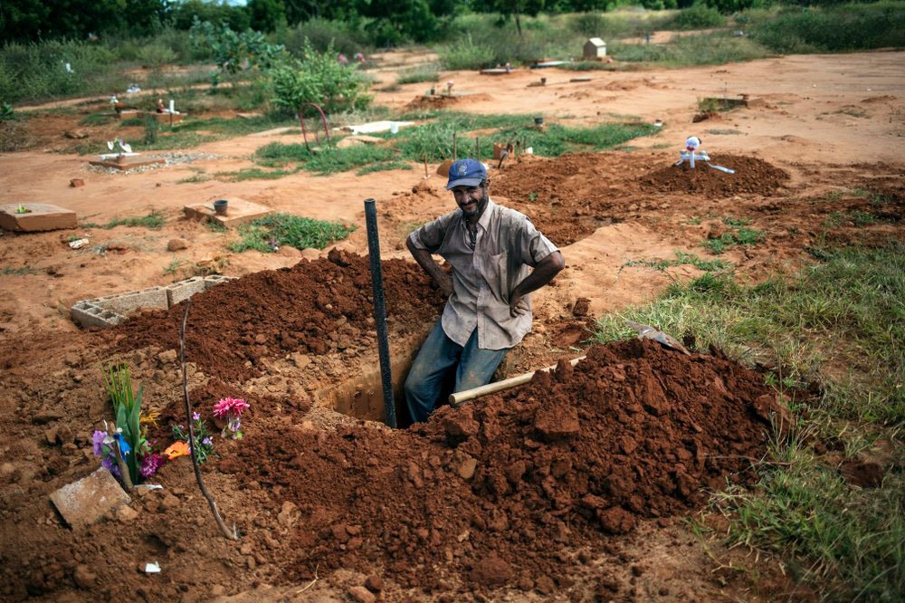 Un trabajador del cementerio posa para una fotografía mientras realiza sus tareas (AP)