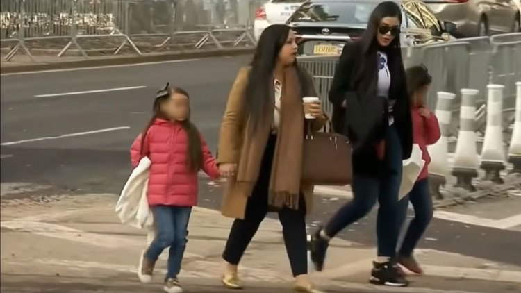 Las mellizas Emalí Guadalupe y María Joaquina, acompañadas de su madre Emma Coronel y la abogada boricua Mariel Colón durante una visita en la corte de Nueva York, antes de que le dictaran sentencia a 