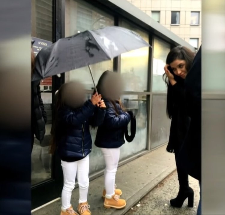 Otra de las visitas de las niñas a la corte el año pasado, al lado de su madre Emma Coronel Foto: (Impresión de pantalla Telemundo) 