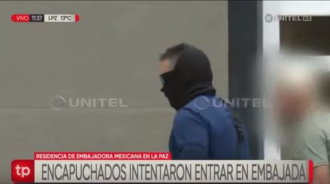 Uno de los encapuchados que se encontraba en uno de los vehículos que se acercó a la resiodencia de la embajadora de México en La Paz. Foto: Captura de Unitel
