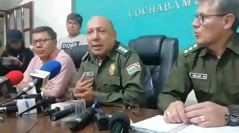 El comandante de la Policía de Cochabamba, Jaime Edwin Zurita, junto al dirigente de Wilstermann, Renán Quiroga. | Los Tiempos