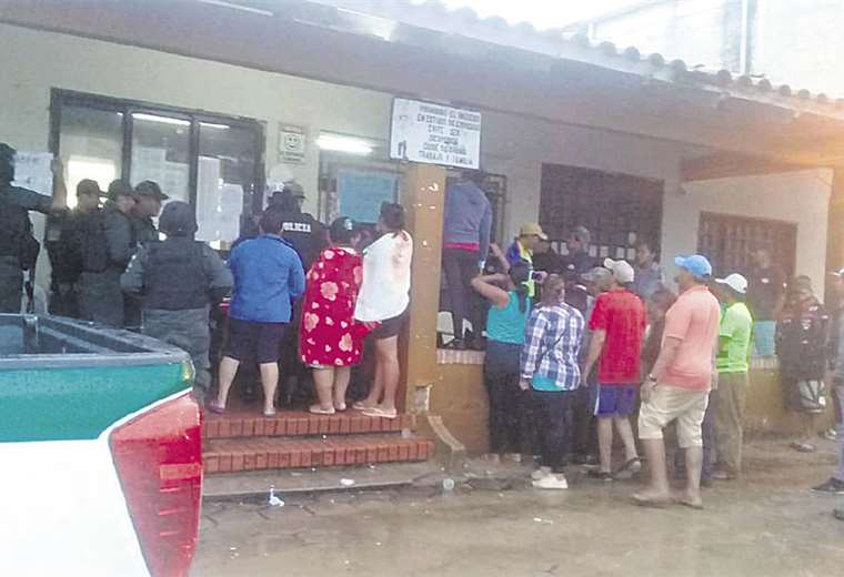 Hace siete días, varios obreros impiden el ingreso a la factoría que tiene resguardo policial