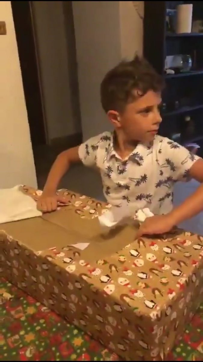 "De pobrecito no tiene nada", dijo su primo.