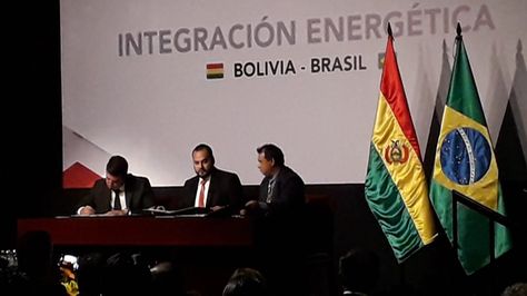 El presidente de YPFB, Herland Soliz, y el gerente de Gas y Energía de Petrobras, Marcello Rangel, firman acuerdo transitorio de gas.