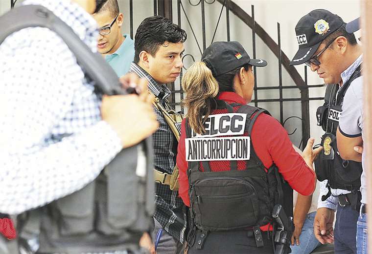 Agentes de la Felcc allanaron el jueves una Notaría en la que Cronenbold hizo transferencias