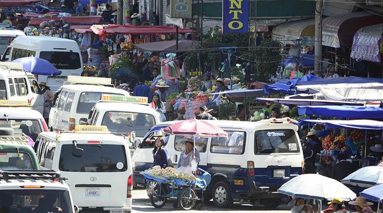 El persistente caos vehicular en el centro de Quillacollo y sus inmediaciones. | José Rocha