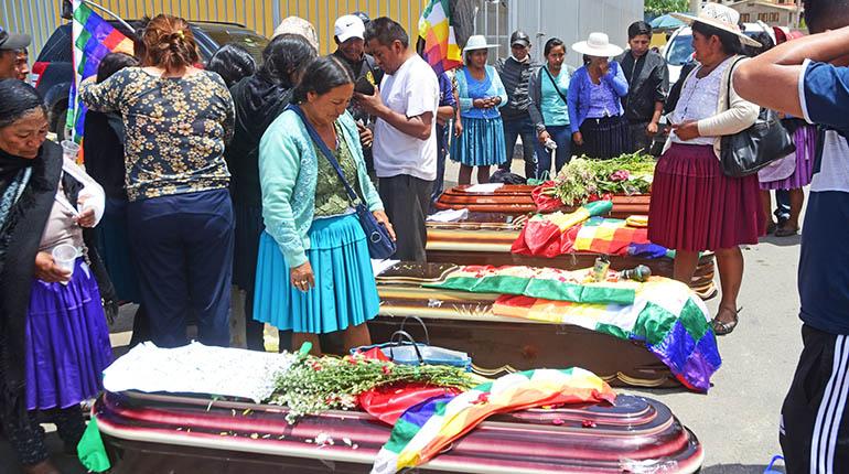 Familiares junto a las víctimas de Huayllani. | Carlos López