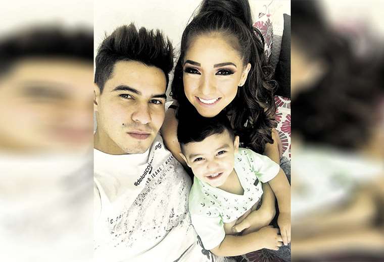 Una pareja querida. Llevan cinco años juntos. La historia de amor de Carlos (24) y Nicol (25) se hizo conocida en la tele. Ambos competían en un reality show. A la izq.: esta es la ecografía que confirma la llegada de los trillizos