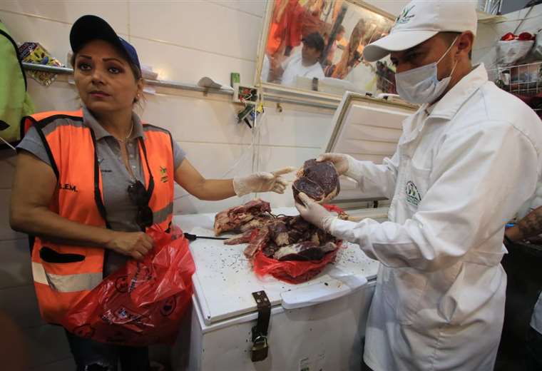 Cuando haga sus compras de carne tenga cuidado y revise el estado de las carnes. Foto: Hernán Virgo