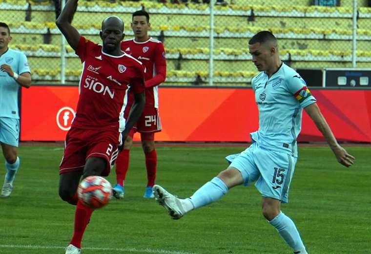 Una de las primeras jugadas del partido. Foto: APG