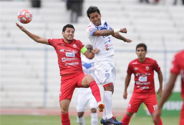 Enrique Hurtado disputa el balón con Helmut Gutiérrez de San José. Foto: APG