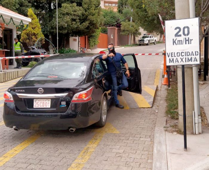 UN ESPAÑOL CON LA CARA CUBIERTA BAJA DE LA MOVILIDAD DIPLOMÁTICA.