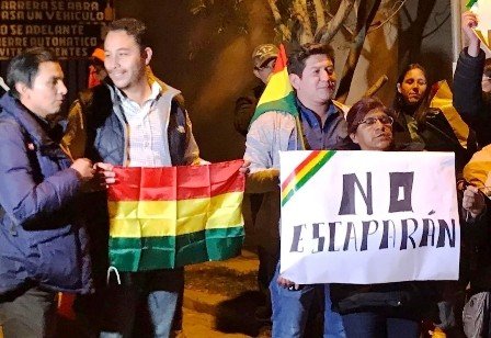 Vecinos-instalan-vigilia-en-La-Rinconada-para-obstruir-posible-fuga-de-exautoridades