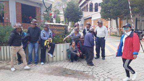Vecinos y mineros de la Chojlla instalaron este sábado una vigilia en el ingreso al condominio donde se encuentra la residencia de la embajada de México. Foto: Jorge Quispe