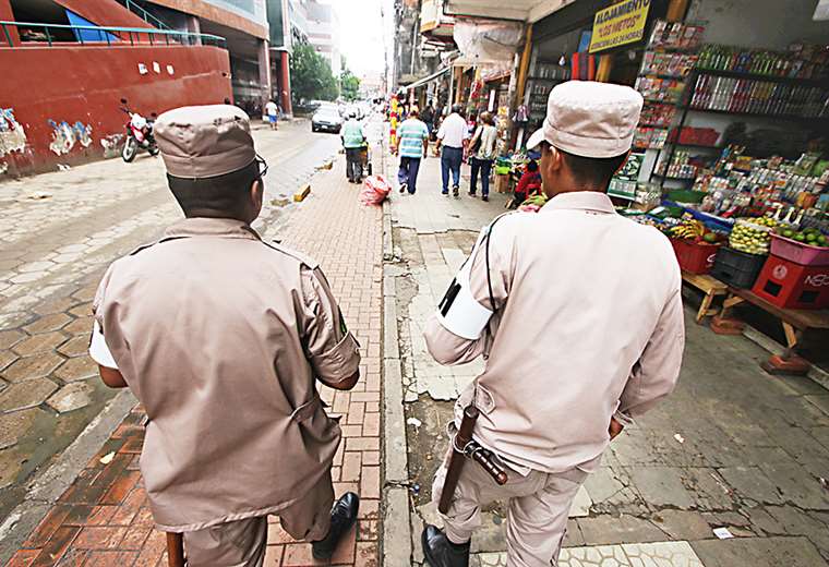 Una de las calles aledañas al mercado Los Pozos antiguo luce sin presencia de ambulantes