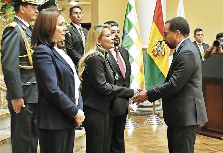 La presidenta Jeanine Áñez recibió al encargado de Negocios de la embajada de EEUU, Bruce Williamson. Observa la canciller Longaric. Foto: APG Noticias
