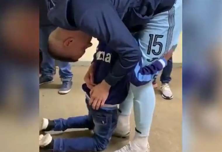 Niño le pide de rodillas a Juan Miguel Callejón no irse de Bolívar. Foto: FM Bolívar