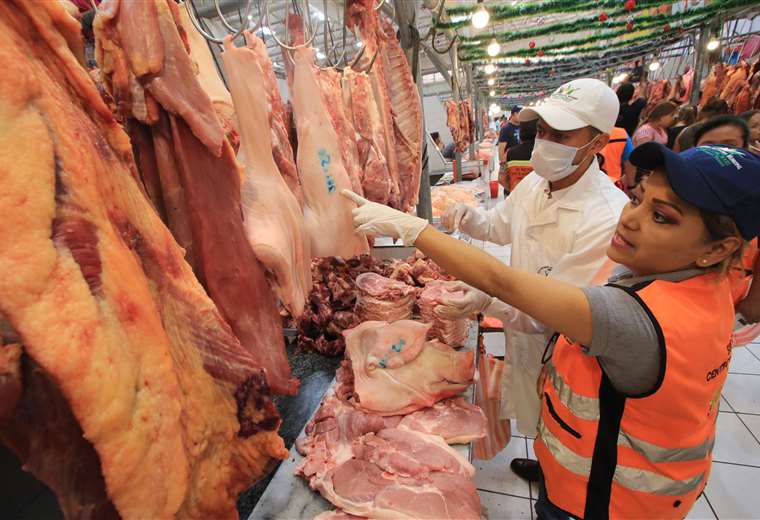 La directora de Mercados, Sonia Rueda, muestra el sello de calidad que trae la carne porcina