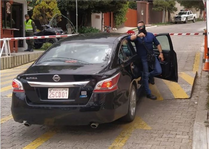 LA IMAGEN DE UN FUNCIONARIO DE LA EMBAJADA DE ESPAÑA CON LA CARA CUBIERTA, DESATÓ EL INCIDENTE ENTRE BOLIVIA Y ESPAÑA