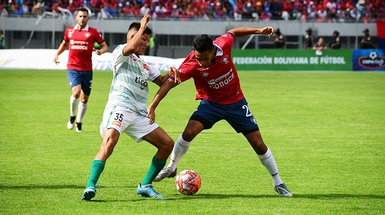 Una incidencia del partido entre Wilstermann y Oriente Petrolero, el pasado sábado. | Carlos López