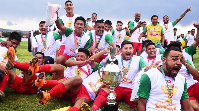 Festejo de los jugadores de Municipal Vinto tras su ascenso. | Daniel James