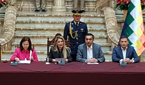 La presidente Jeanine Áñez anuncia la declaratoria de personas no gratas de diplomáticos de México y España. Foto: Ángel Guarachi