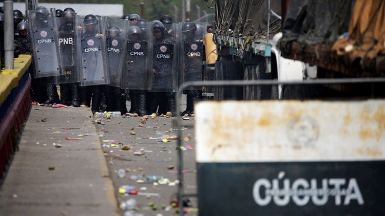 La policía chavista bloqueó el ingreso de ayuda humanitaria desde Colombia (REUTERS/Marco Bello)