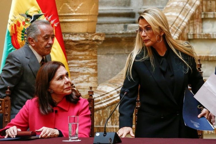 La presidenta interina de Bolivia, Jeanine Anez, mira a su ministra de Relaciones Exteriores, Karen Longaric, durante una conferencia de prensa en el palacio presidencial en La Paz, Bolivia. REUTERS/David Mercado