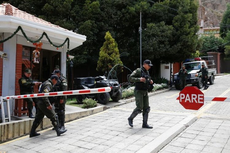 Policías vigilan la entrada de Urbanización La Rinconada, donde se encuentra la residencia del embajador de México, en La Paz, Bolivia. 30 de diciembre de 2019. REUTERS/David Mercado